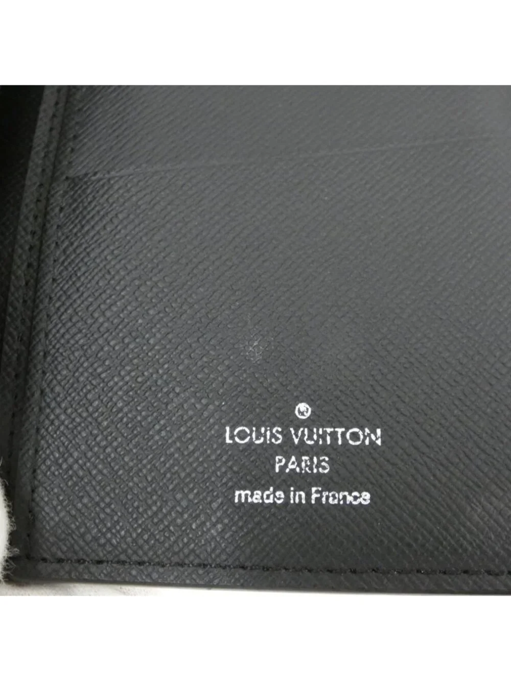 Louis Vuitton Taiga Portefeuille Brazza Wallet